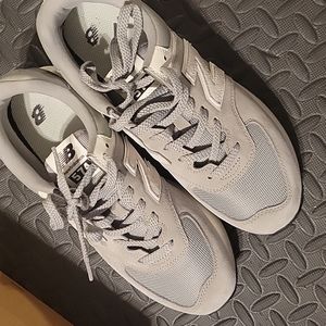 Gently worn platform New Balance